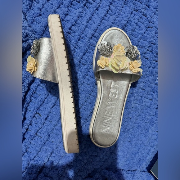 Nine West silver sandals with beaded/flower decal - Picture 1 of 4
